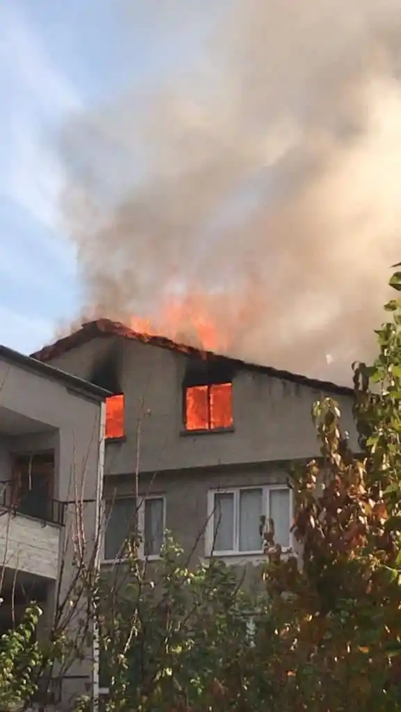 Mangaldaki ateş evi kül etti