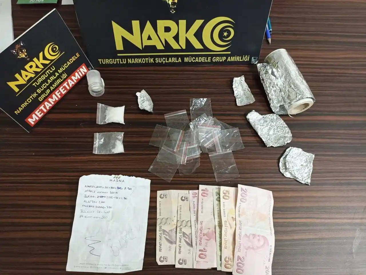 Manisa'da evlerinde metamfetamin ele geçirilen 3 şüpheli tutuklandı