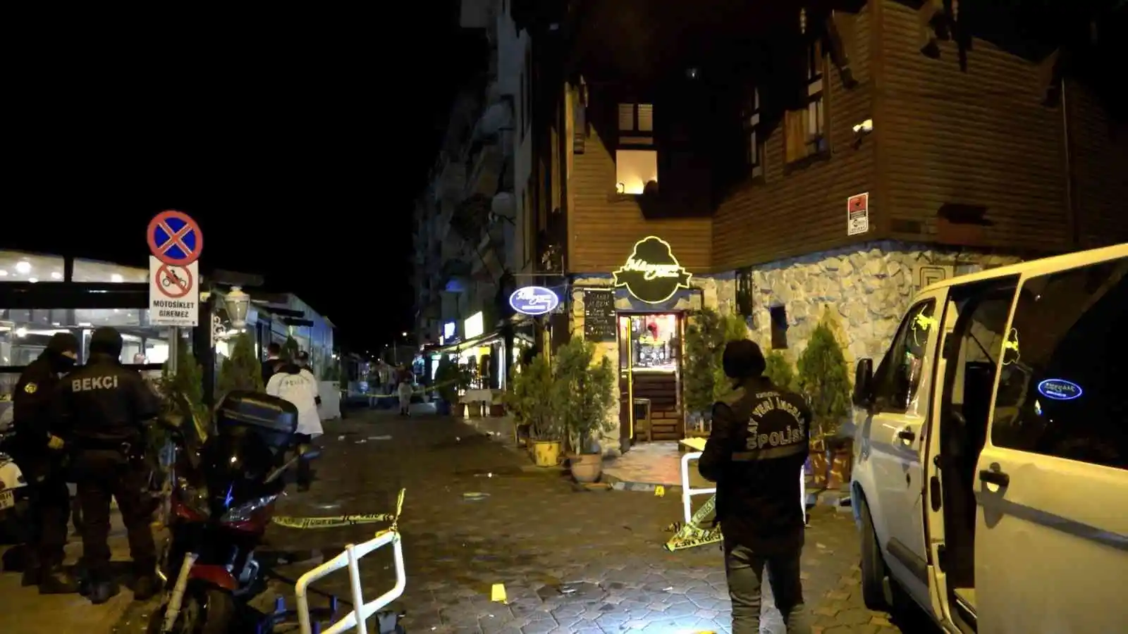 Maskeli saldırganlar restoran işletmecisine kurşun yağdırdı: 2 yaralı