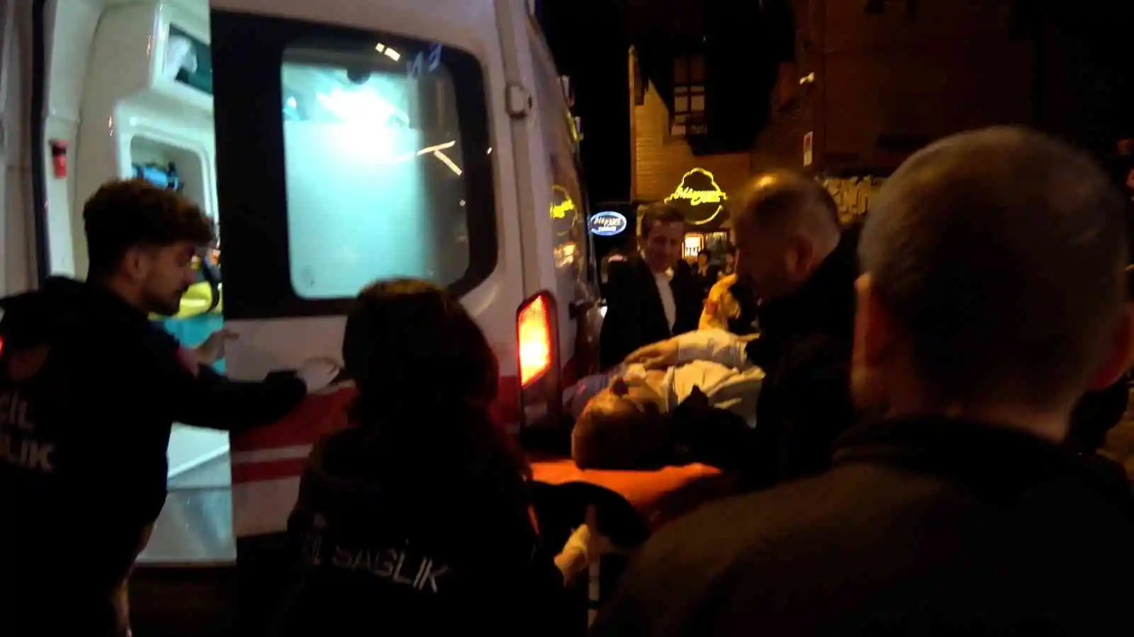 Maskeli saldırganlar restoran işletmecisine kurşun yağdırdı: 2 yaralı