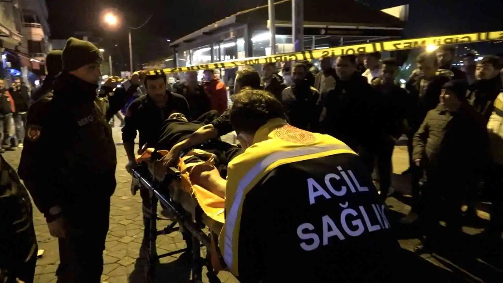 Maskeli saldırganlar restoran işletmecisine kurşun yağdırdı: 2 yaralı