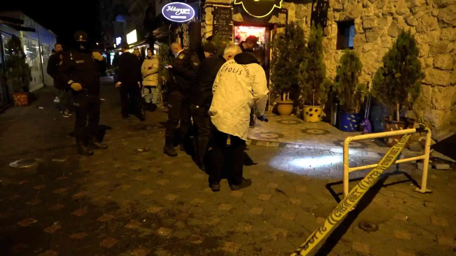 Maskeli saldırganlar restoran işletmecisine kurşun yağdırdı: 2 yaralı