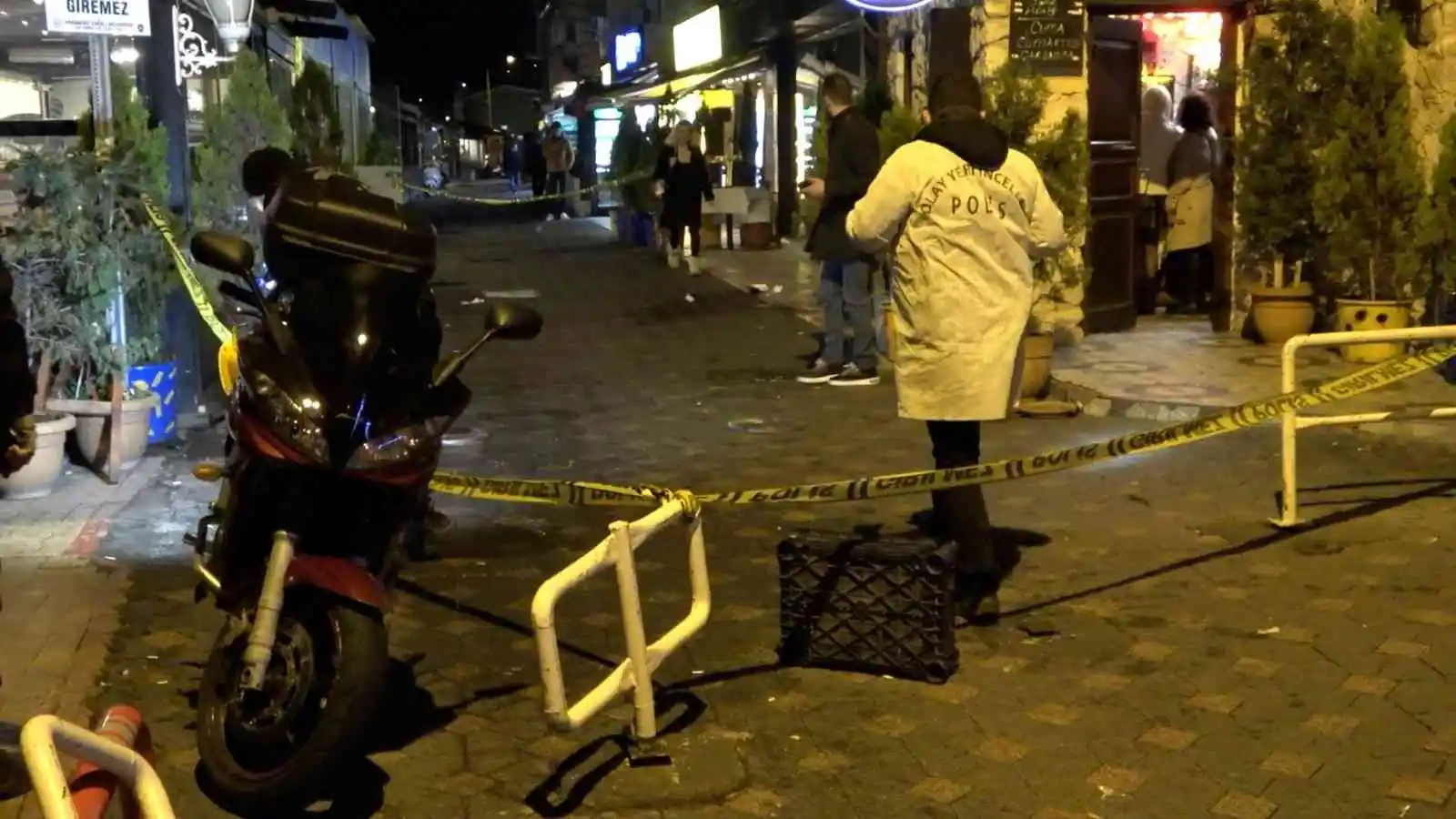Maskeli saldırganlar restoran işletmecisine kurşun yağdırdı: 2 yaralı