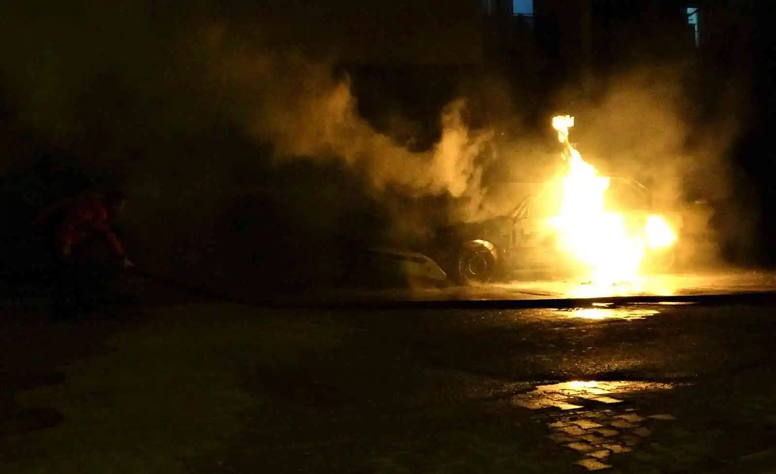 Mersin'de otomobil alev alev yandı
