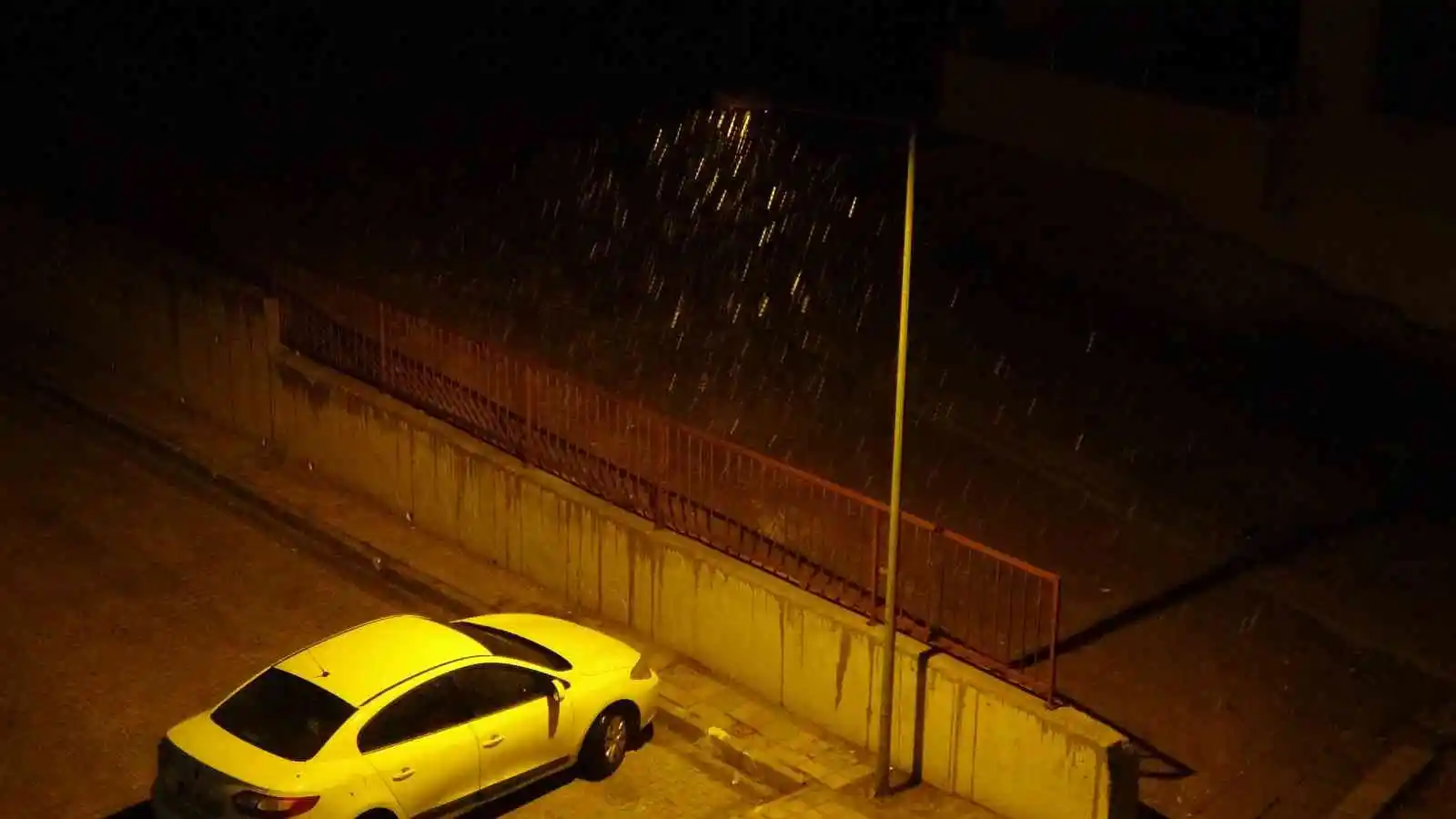 Meteoroloji uyarmıştı, Yüksekova beyaza büründü