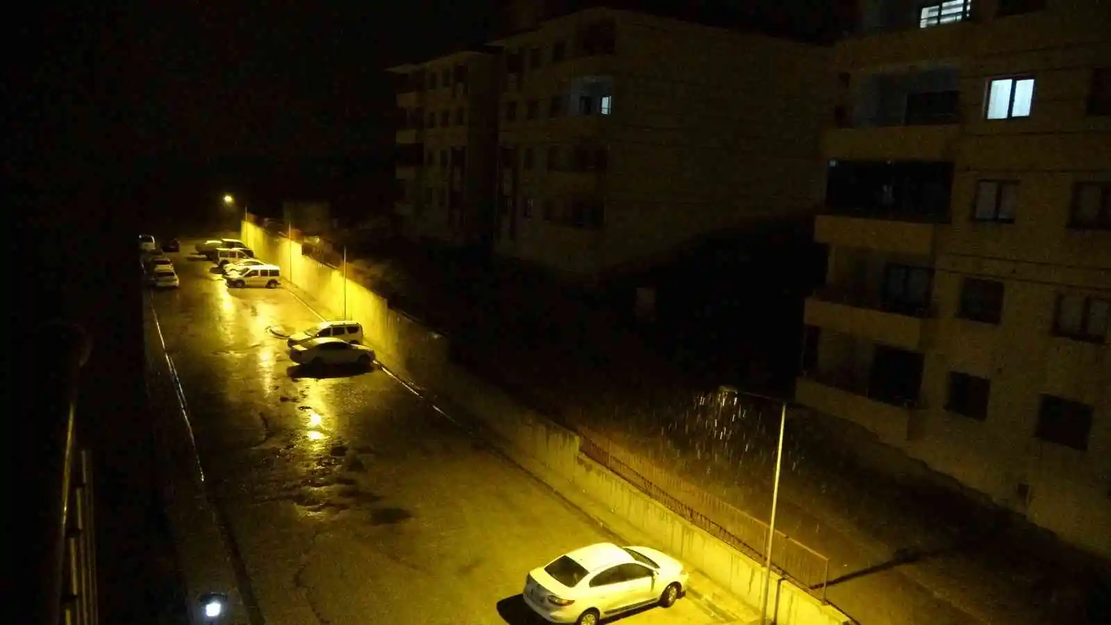Meteoroloji uyarmıştı, Yüksekova beyaza büründü