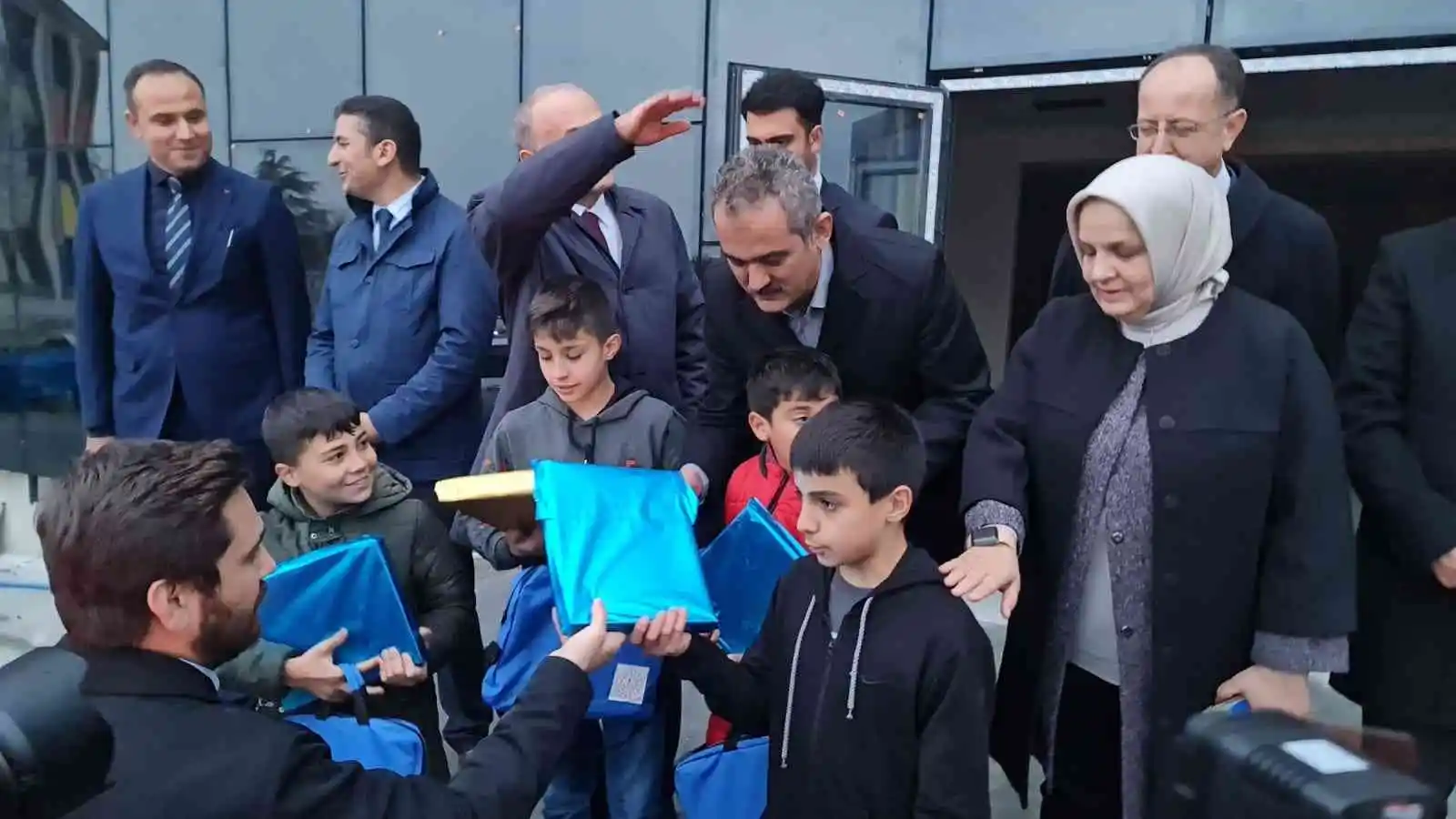 Milli Eğitim Bakanı Özer'den deprem bölgesindeki çocuklara tablet hediyesi
