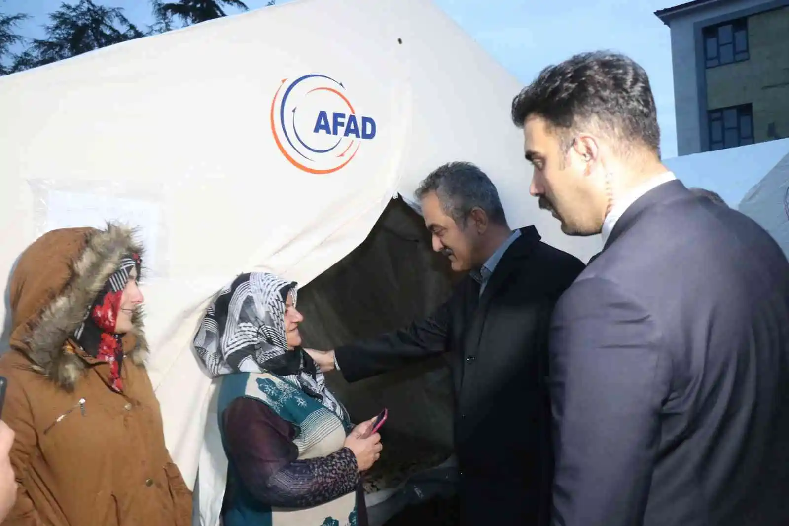 Milli Eğitim Bakanı Özer’den deprem bölgesindeki çocuklara tablet hediyesi
