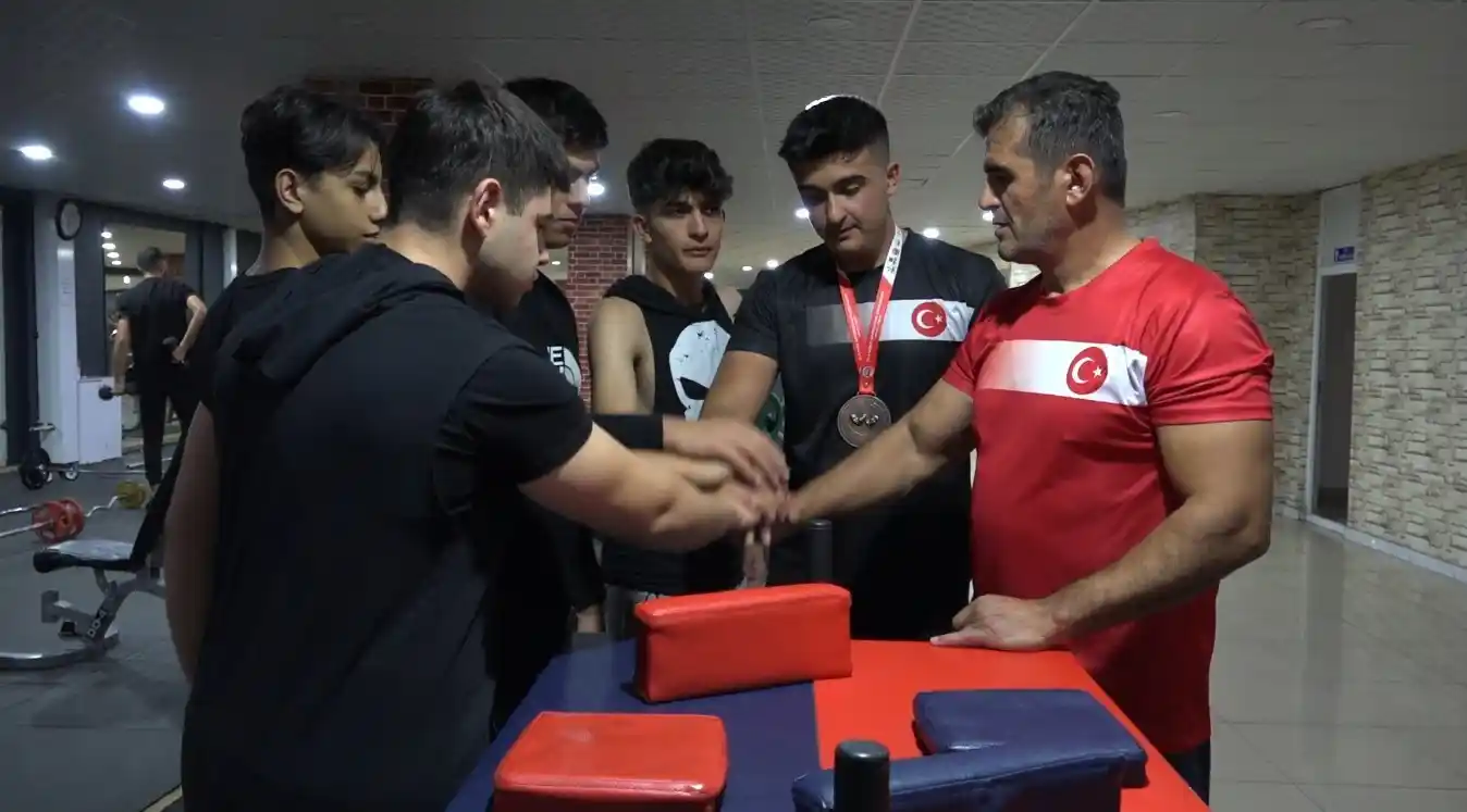 Milli sporcu Şevketoğlu, oğlu ve gençlerin sporcu olması için gayret gösteriyor
