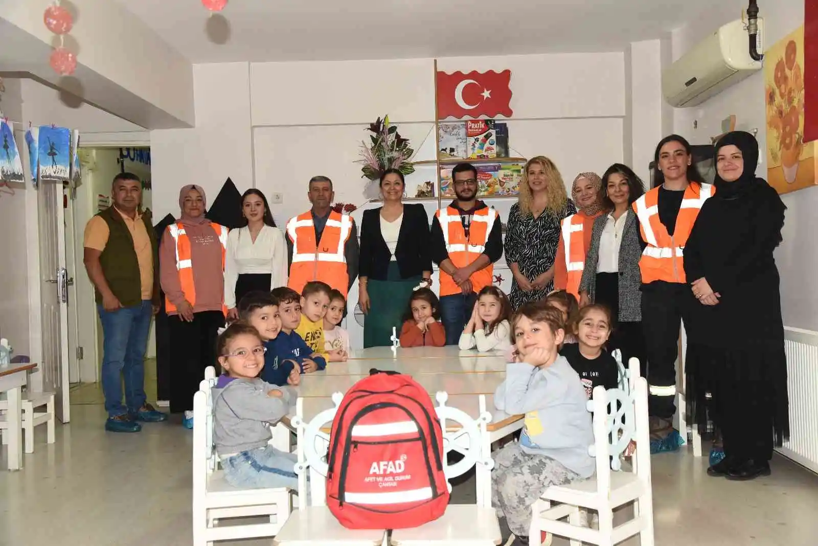 Minik öğrenciler AFAD gönüllüleri ile tatbikat yaptı
