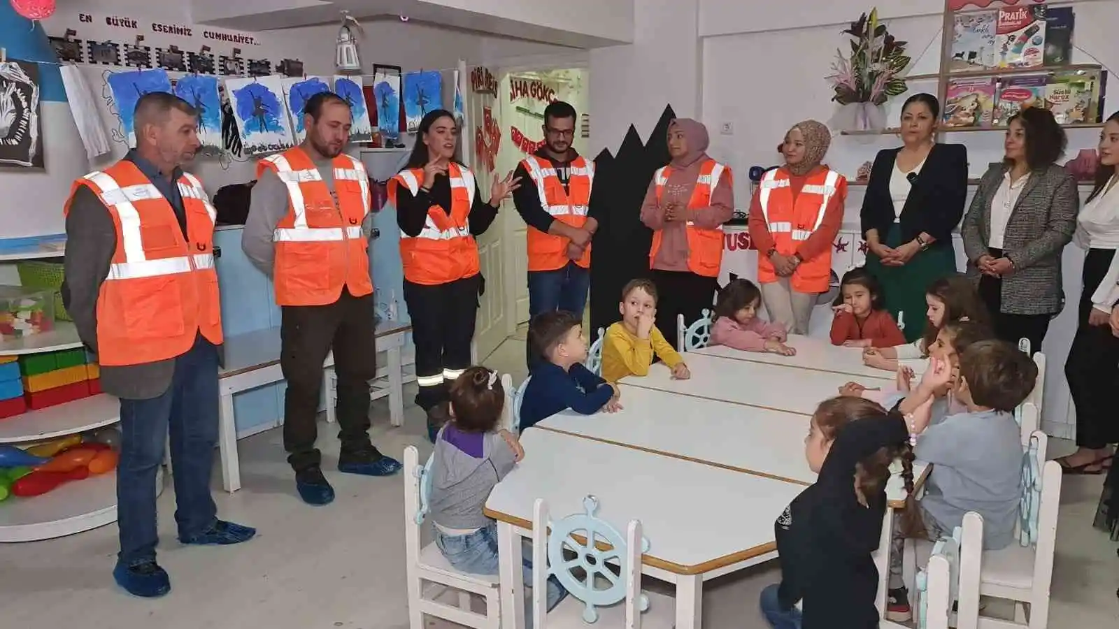 Minik öğrenciler AFAD gönüllüleri ile tatbikat yaptı