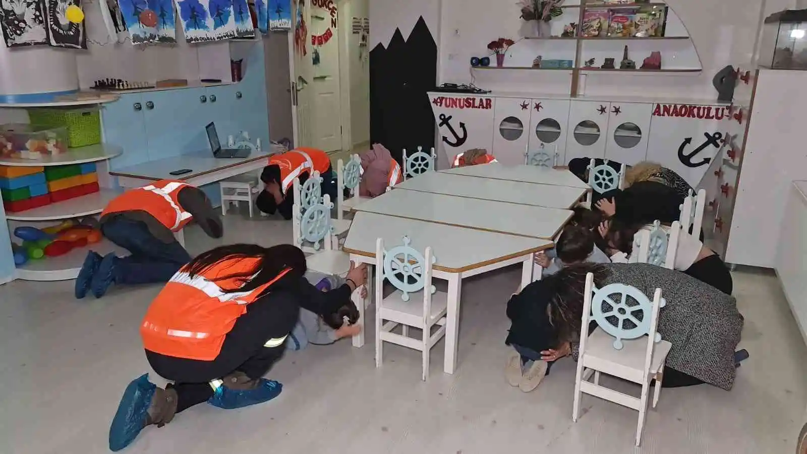 Minik öğrenciler AFAD gönüllüleri ile tatbikat yaptı