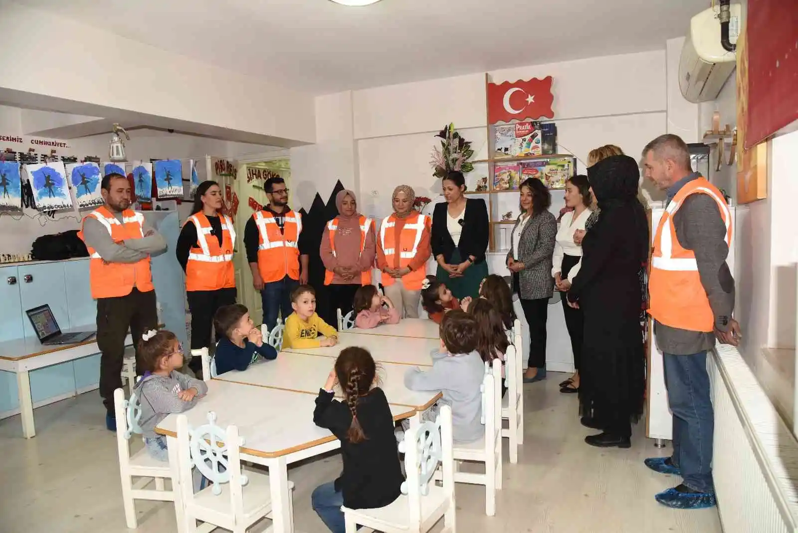Minik öğrenciler AFAD gönüllüleri ile tatbikat yaptı
