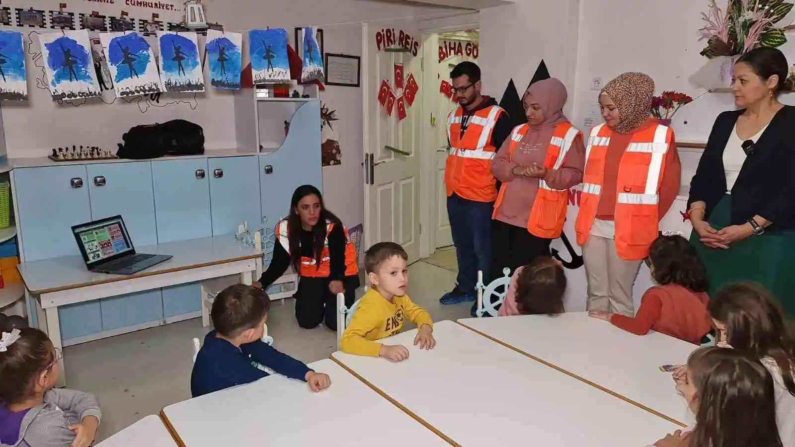 Minik öğrenciler AFAD gönüllüleri ile tatbikat yaptı