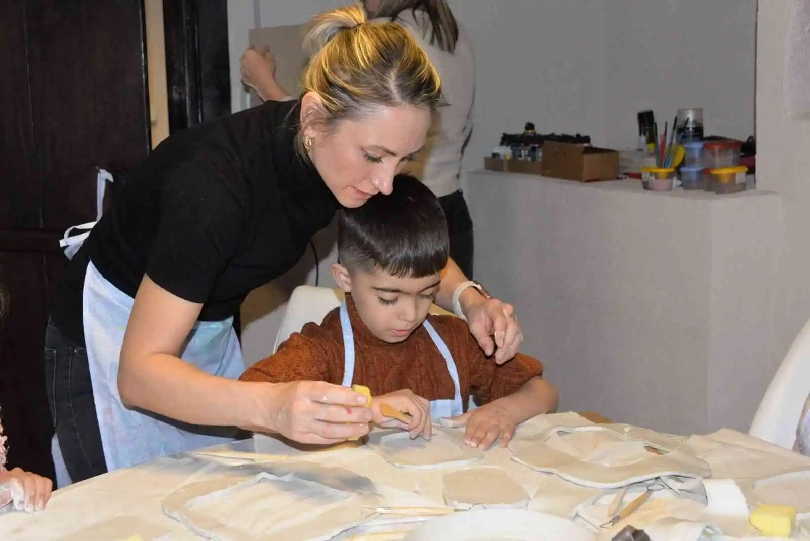 Minikler özenle kendi fotoğraf çerçevelerini yaptı
