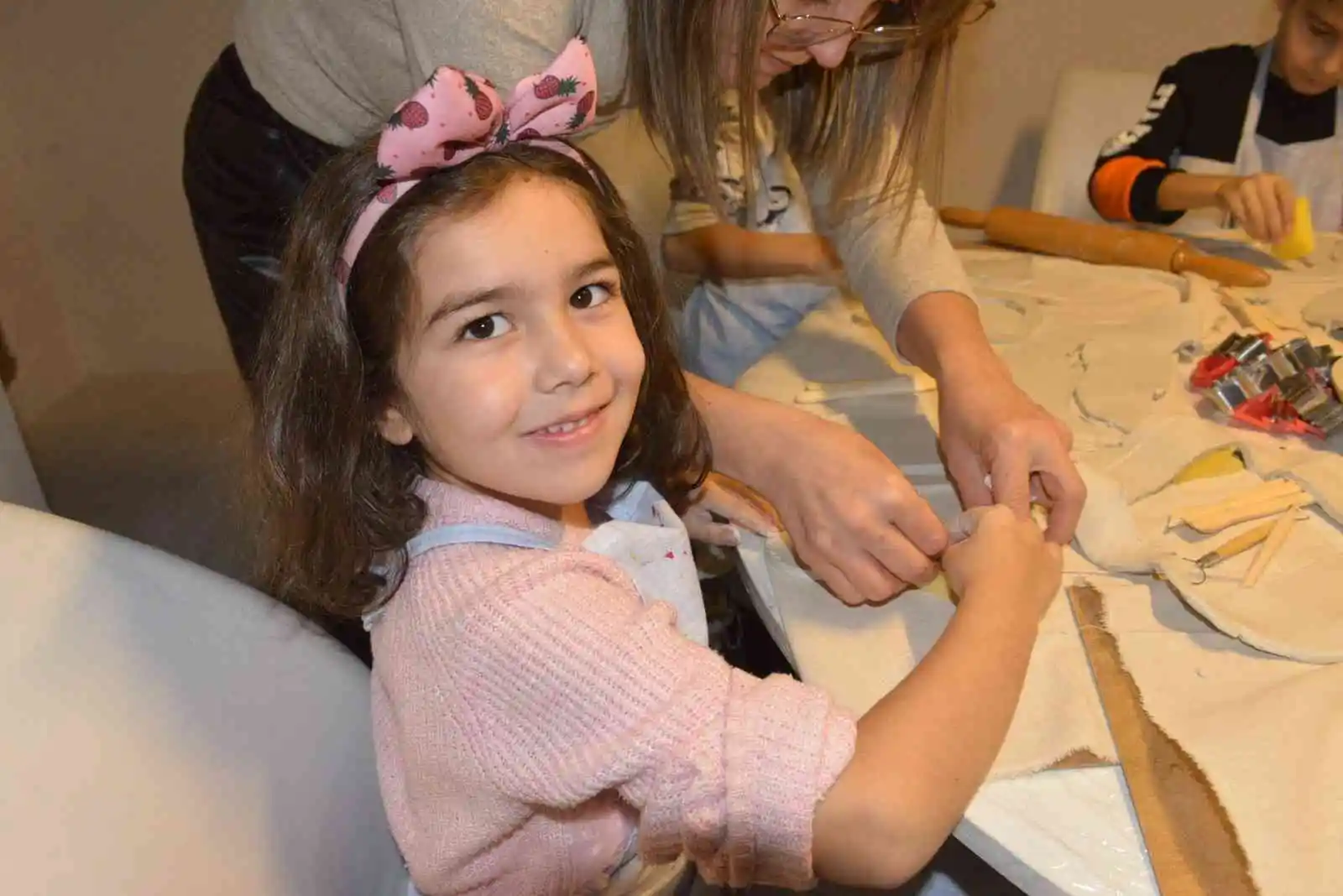 Minikler özenle kendi fotoğraf çerçevelerini yaptı