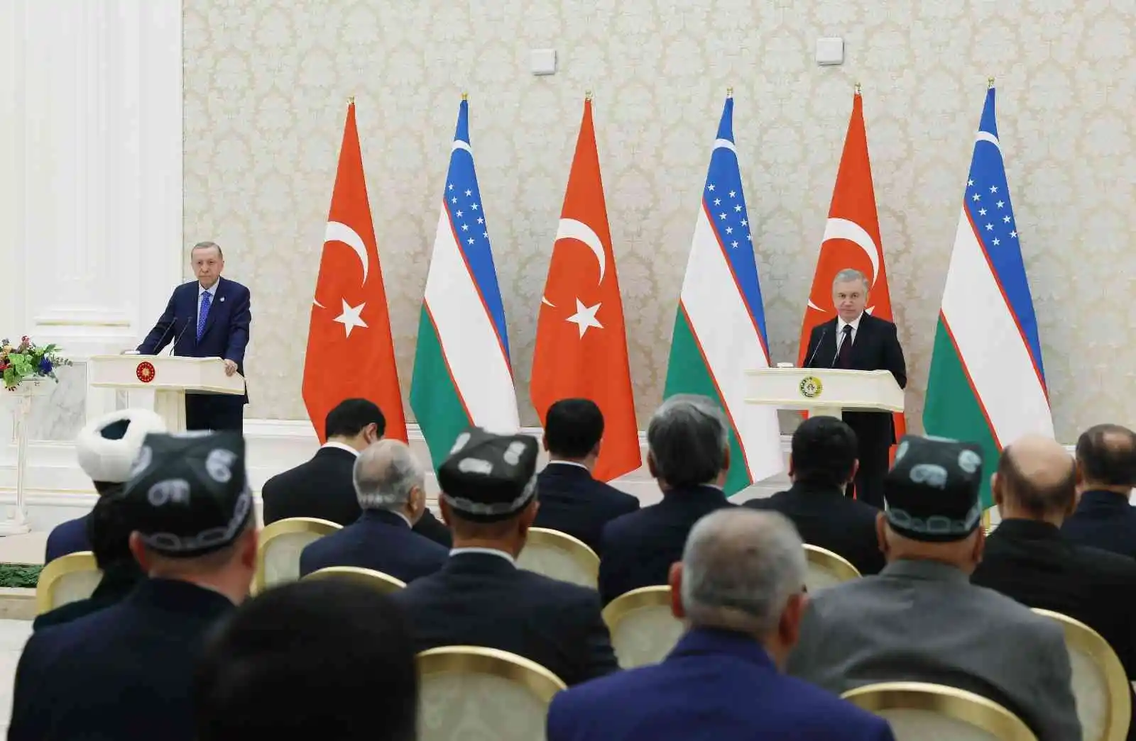 Mirziyoyev'den Erdoğan'a: "Dünya çapında iftihar edilen büyük devlet ve siyaset adamı olarak hürmet ediyoruz"