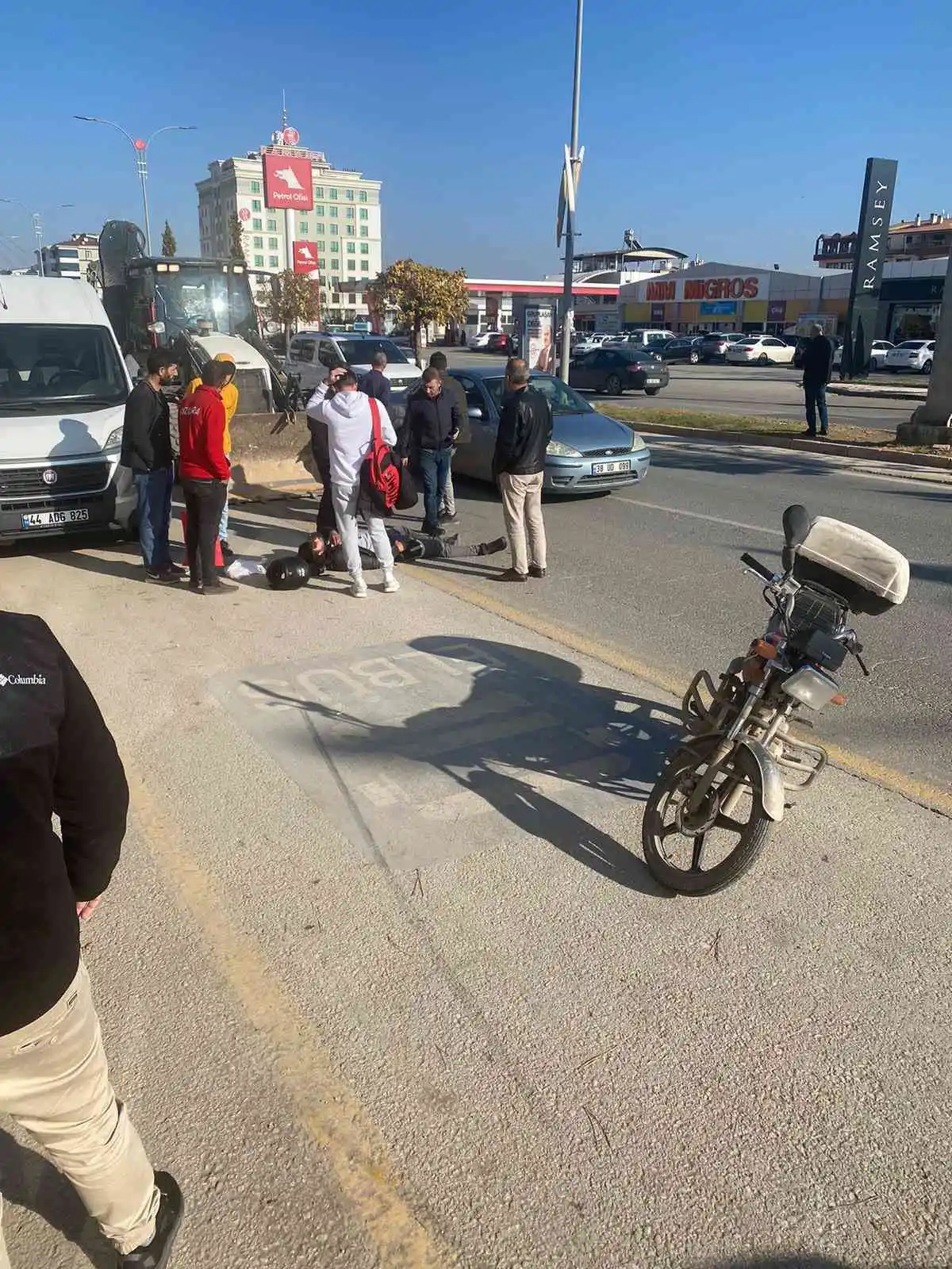 Motorlu kuryeye çarpıp olay yerinden kaçtı