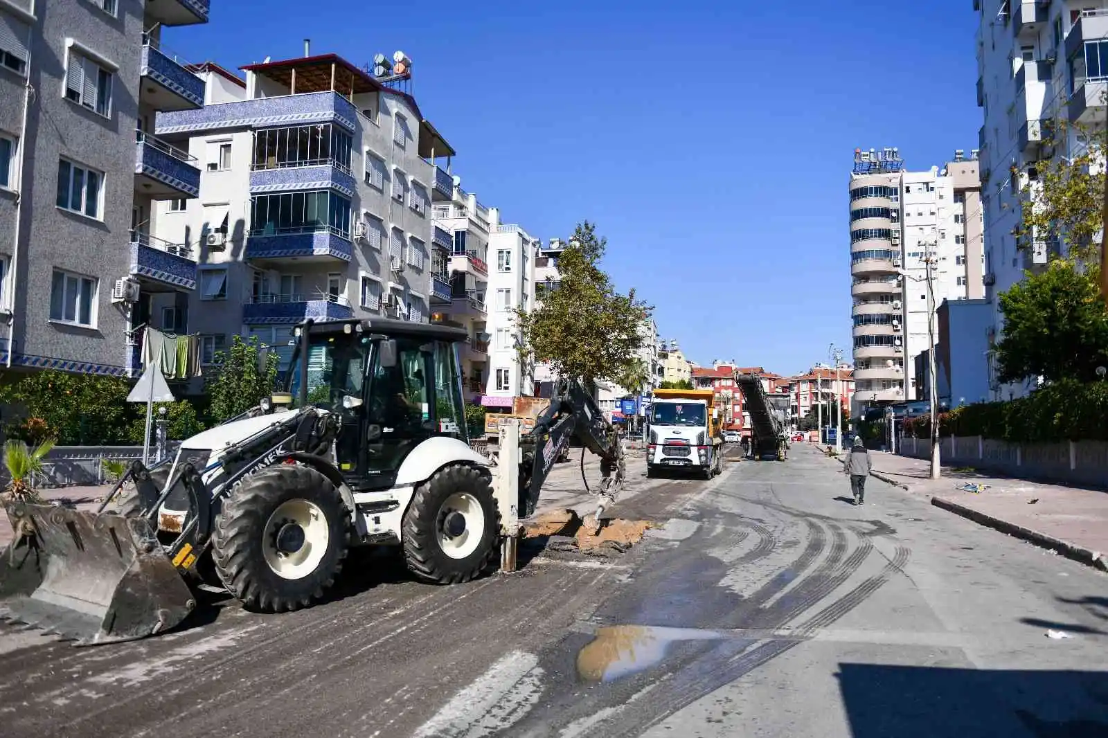 Muratpaşa, 2033 Sokak'ta yenileme çalışması
