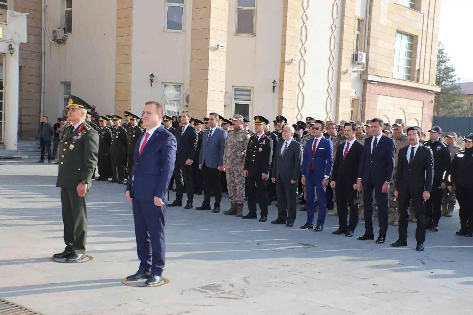 Mustafa Kemal Atatürk Hakkari'de anıldı
