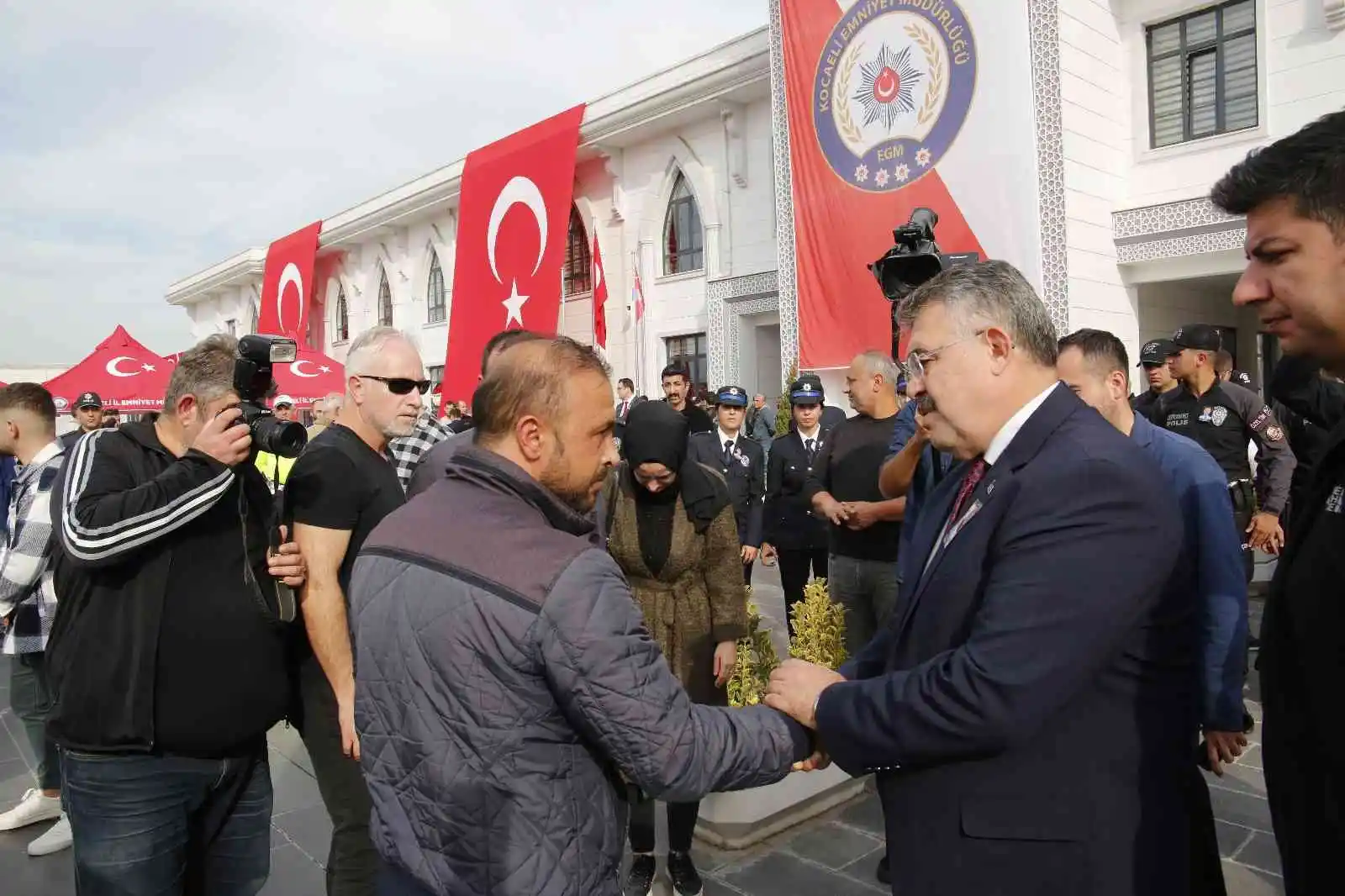 O anlar yürekleri burktu: Kalp krizinden ölen babasının polis yeleğiyle törene katıldı
