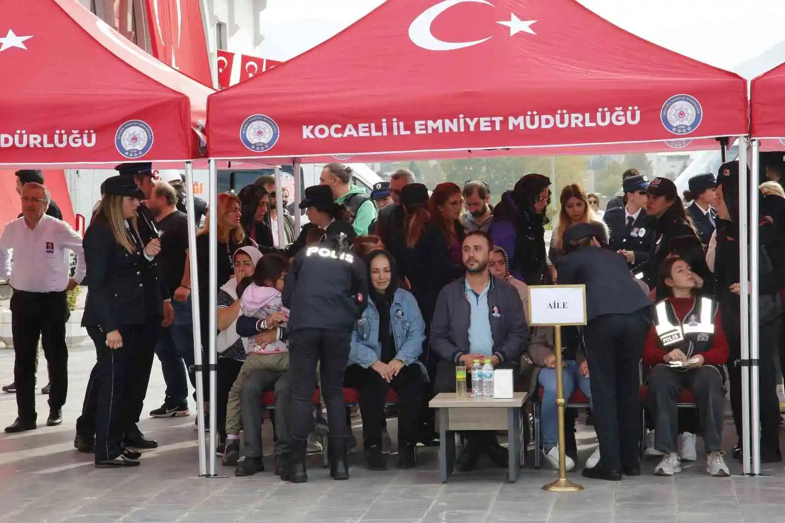 O anlar yürekleri burktu: Kalp krizinden ölen babasının polis yeleğiyle törene katıldı
