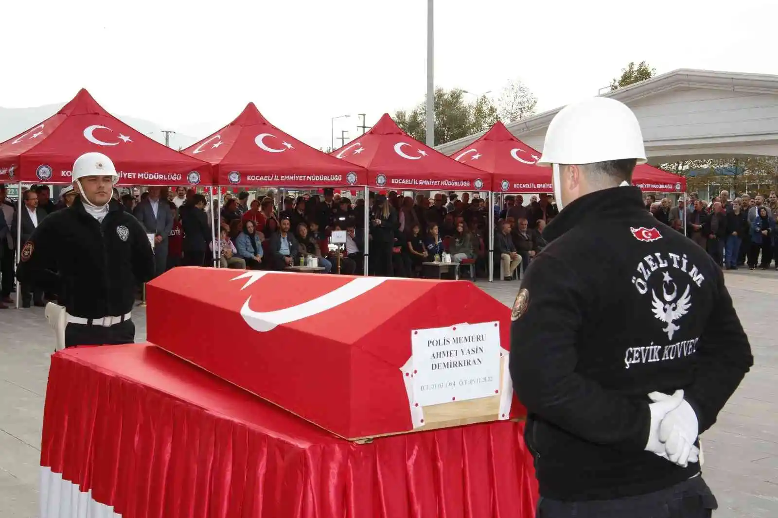 O anlar yürekleri burktu: Kalp krizinden ölen babasının polis yeleğiyle törene katıldı
