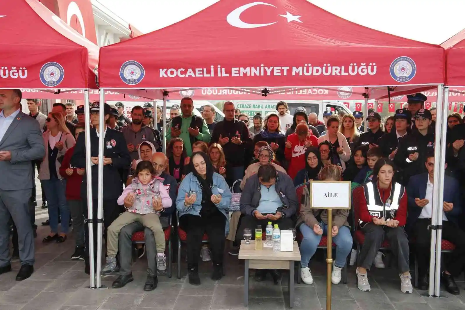 O anlar yürekleri burktu: Kalp krizinden ölen babasının polis yeleğiyle törene katıldı
