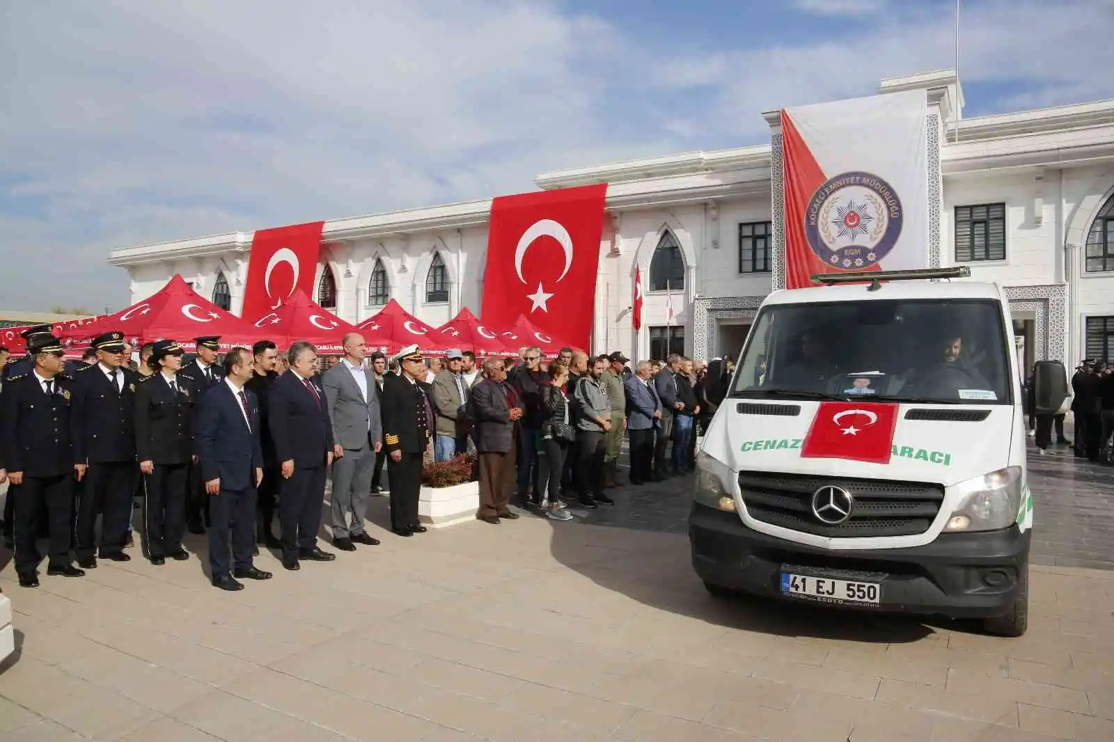 O anlar yürekleri burktu: Kalp krizinden ölen babasının polis yeleğiyle törene katıldı
