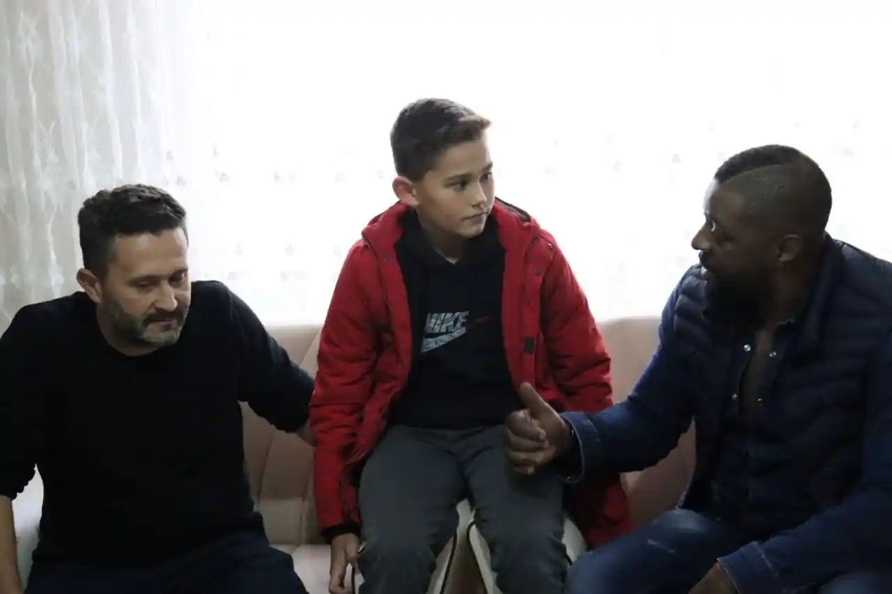 Oğlunun futbol oynamasına izin vermeyen babayı Pascal Nouma ikna etti
