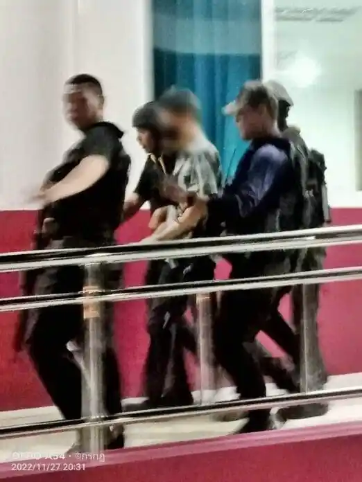 Öğrencilerin provasından rahatsız olan şahıs ilkokula 18 el ateş etti
