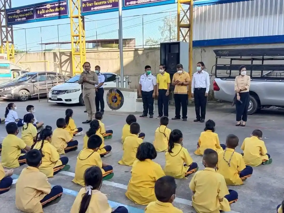 Öğrencilerin provasından rahatsız olan şahıs ilkokula 18 el ateş etti
