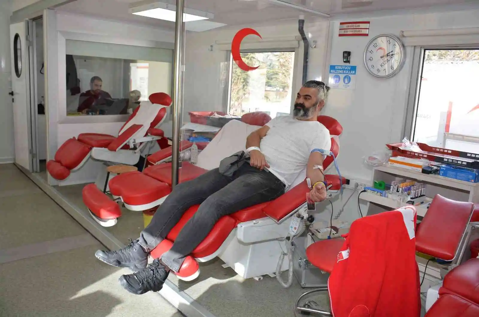 Öğretmenler hasta çocuklar için kan bağışında bulundu