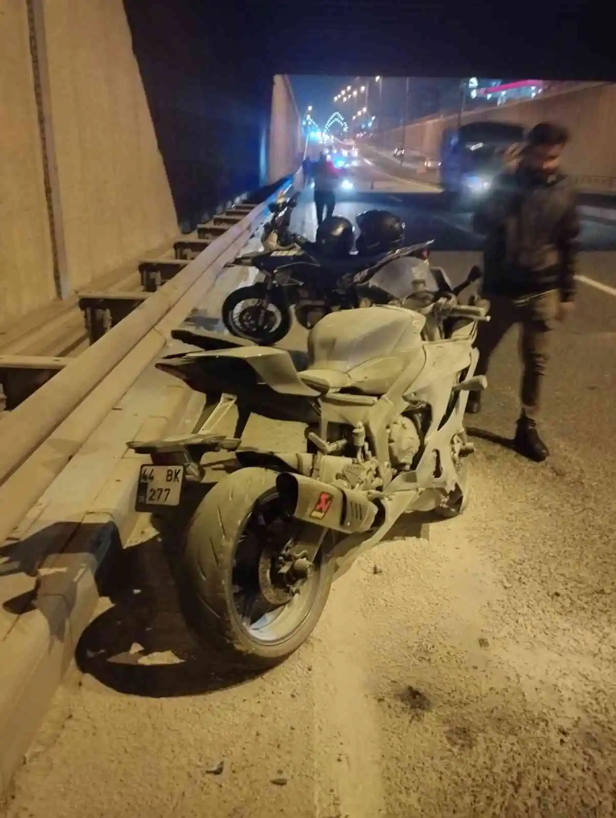 Önünde seyreden araca çarpan motosikletli ağır yaralandı
