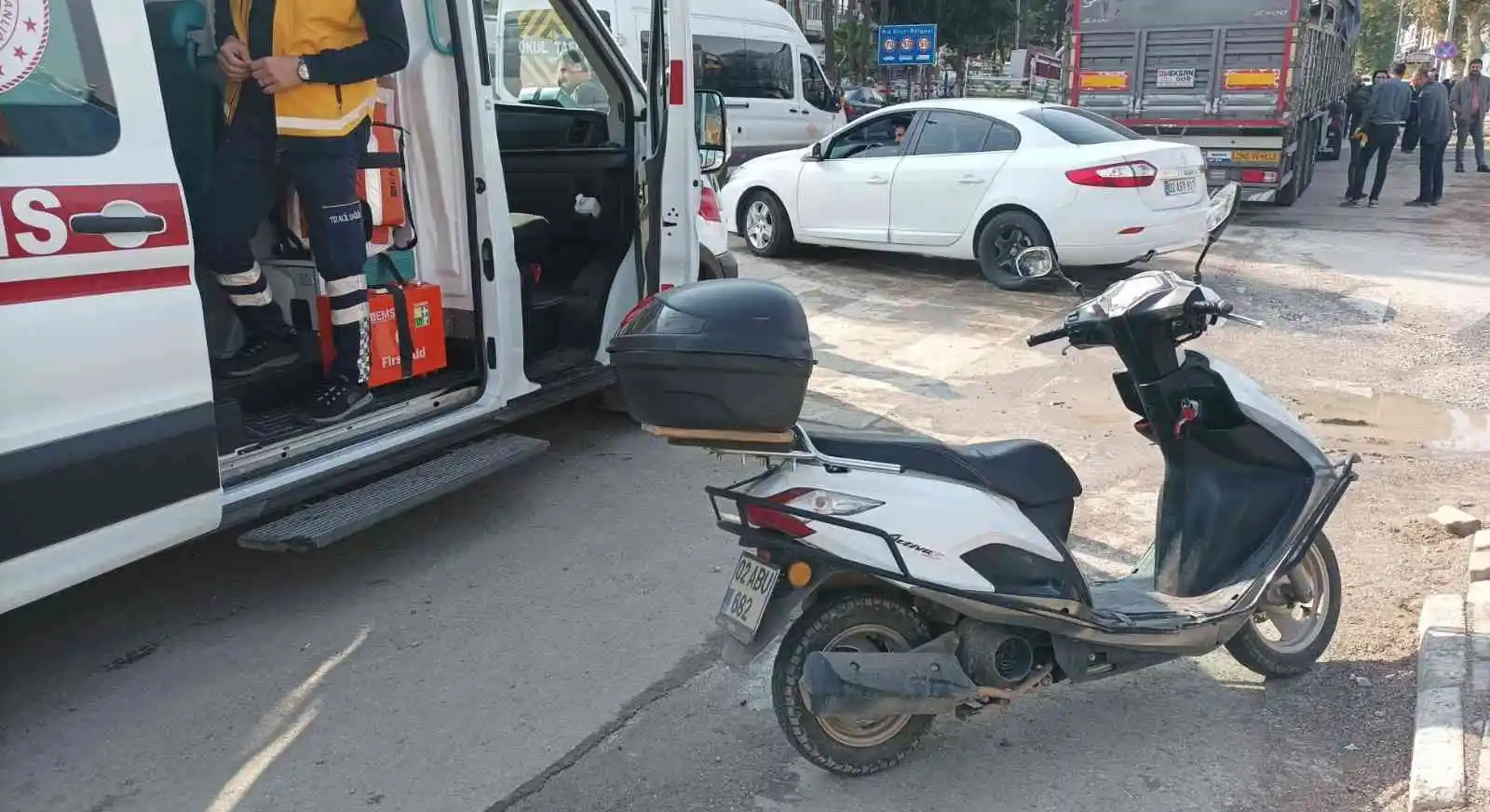 Önüne çıkan araca çarpmamak için motosikleti devirdi
