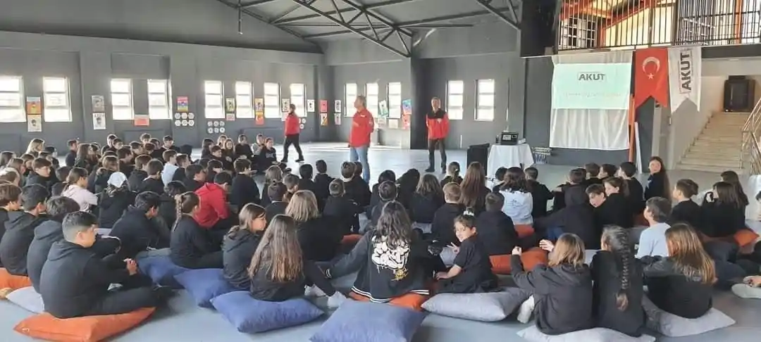 Ortaokul öğrencilerine "Deprem Bilinçlendirme Semineri" verildi