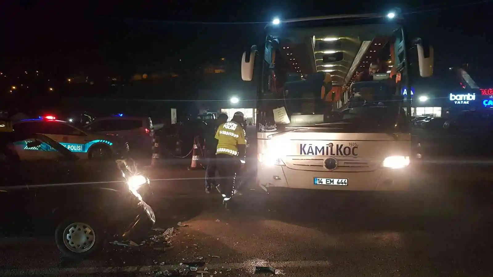 Otobüse çarpan sürücü aracını bırakıp kaçtı