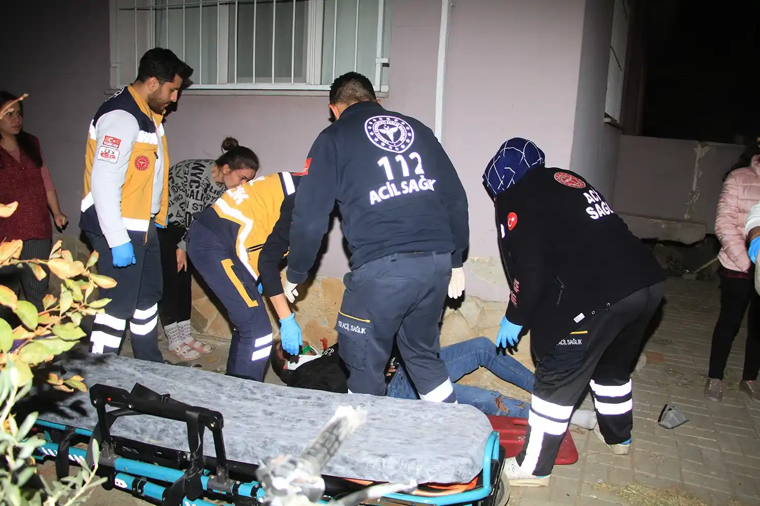 Otomobil ile motosiklet çarpıştı: 1'i ağır 2 yaralı