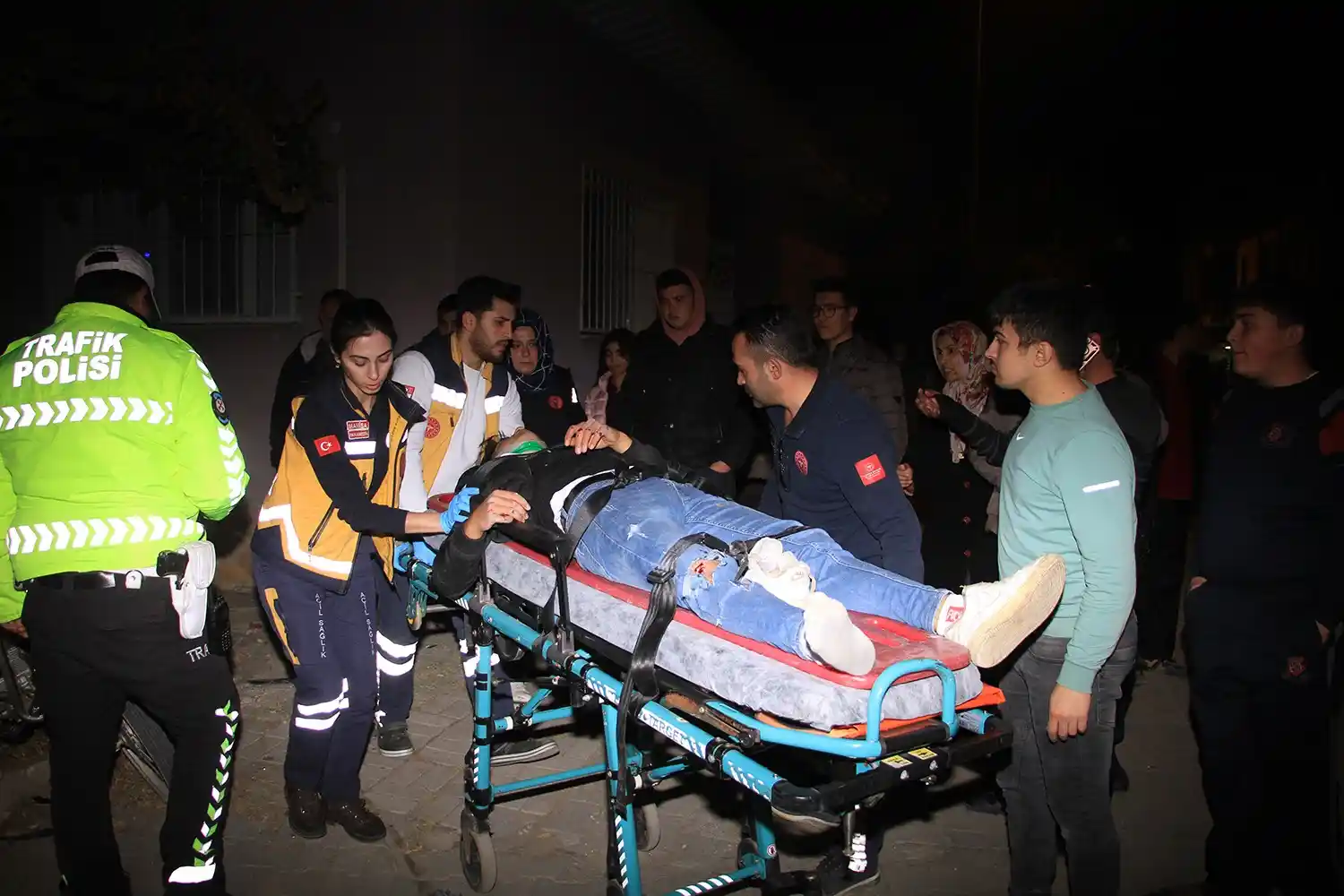 Otomobil ile motosiklet çarpıştı: 1’i ağır 2 yaralı