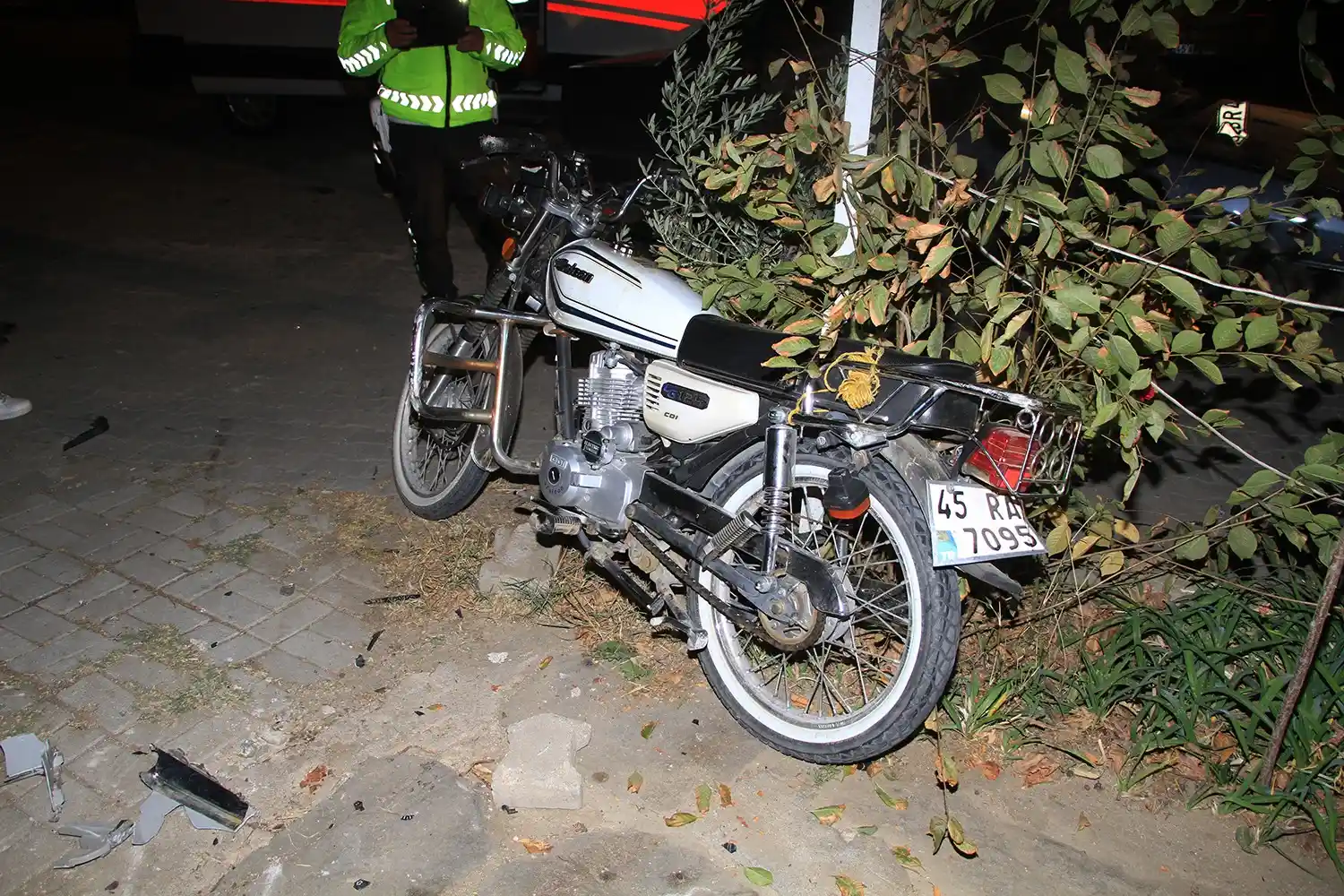 Otomobil ile motosiklet çarpıştı: 1’i ağır 2 yaralı