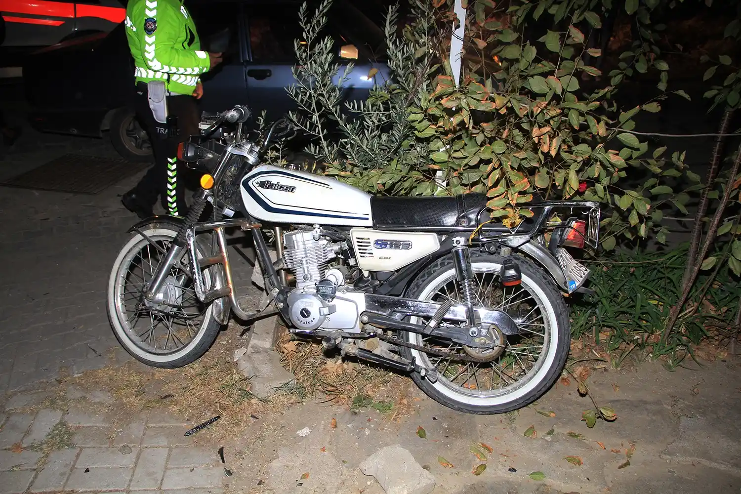 Otomobil ile motosiklet çarpıştı: 1’i ağır 2 yaralı