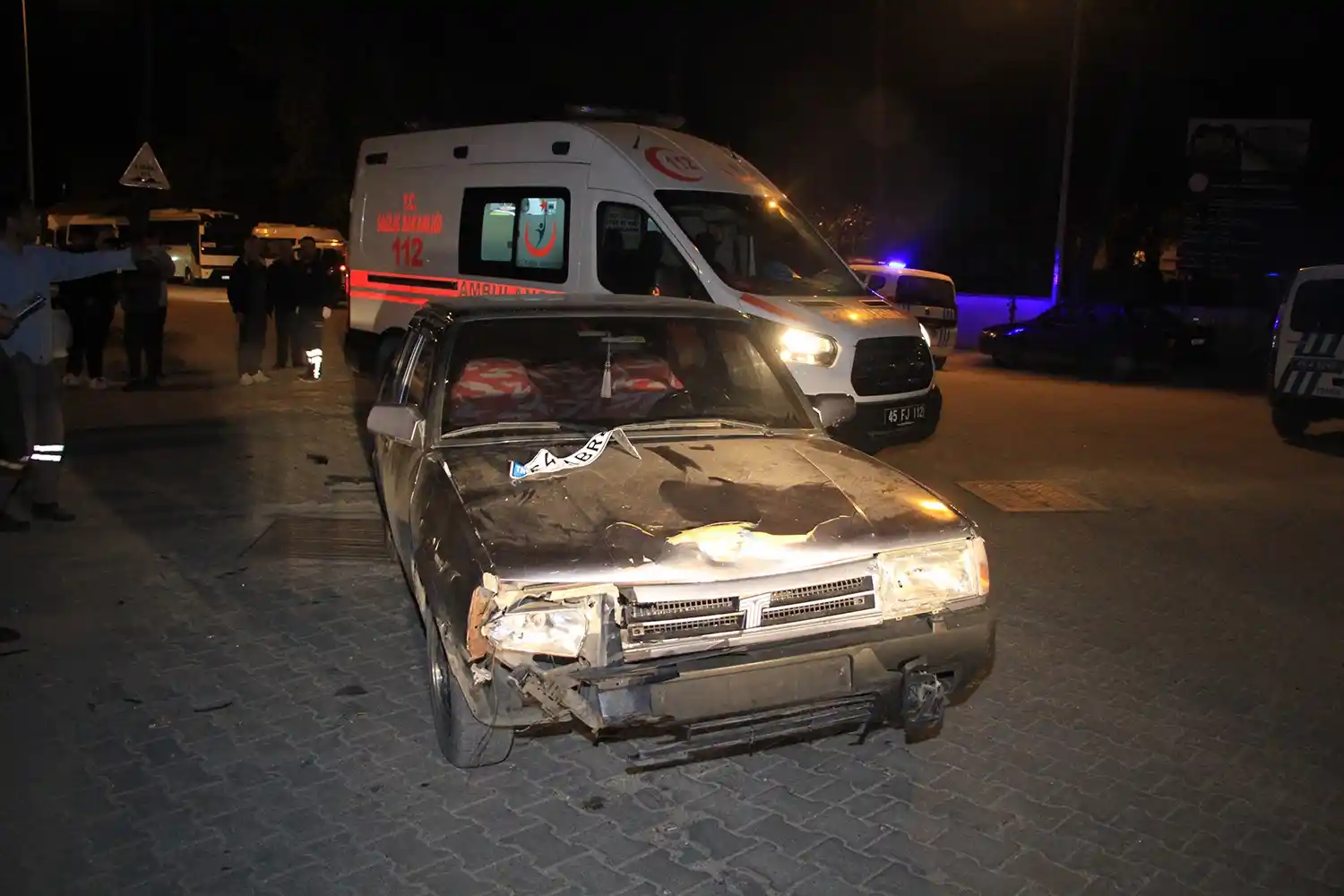 Otomobil ile motosiklet çarpıştı: 1’i ağır 2 yaralı