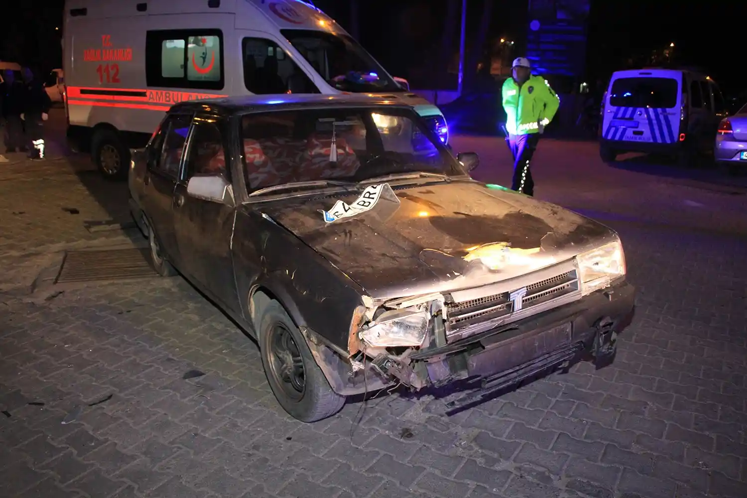 Otomobil ile motosiklet çarpıştı: 1’i ağır 2 yaralı