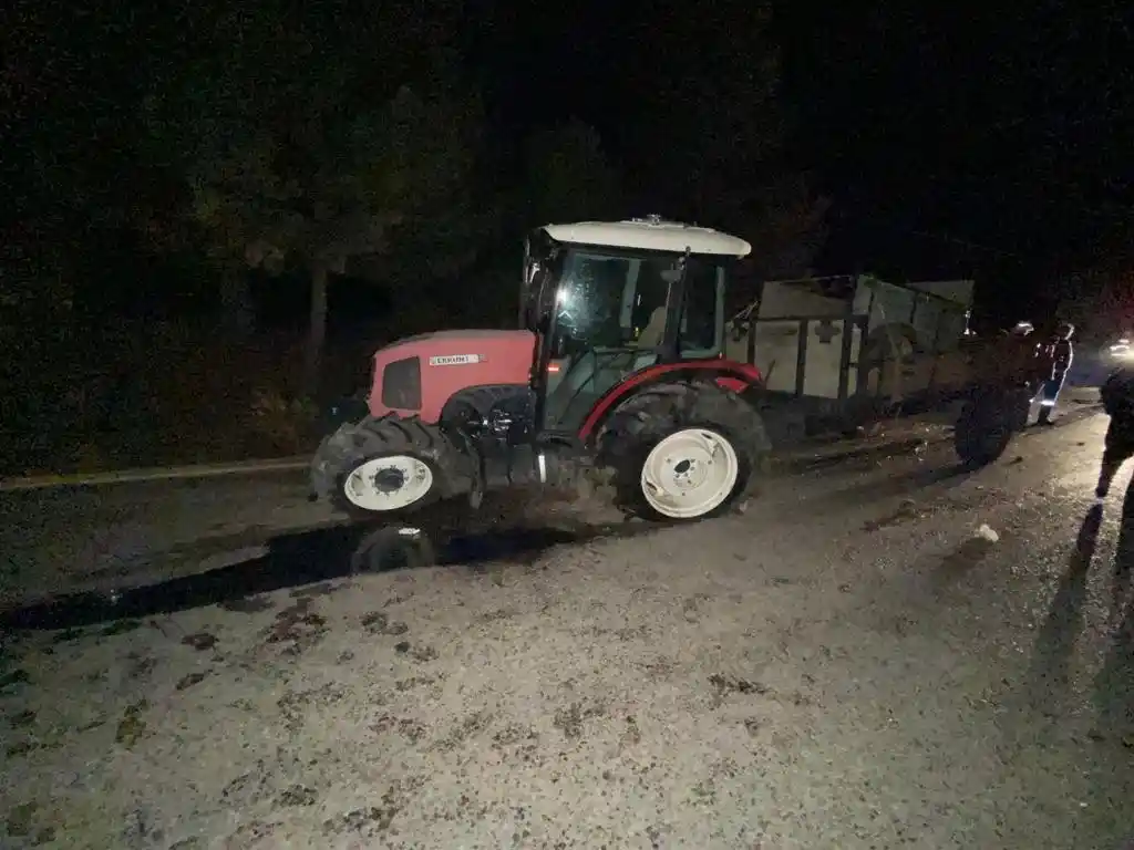 Otomobil ile traktör çarpıştı: 3 yaralı
