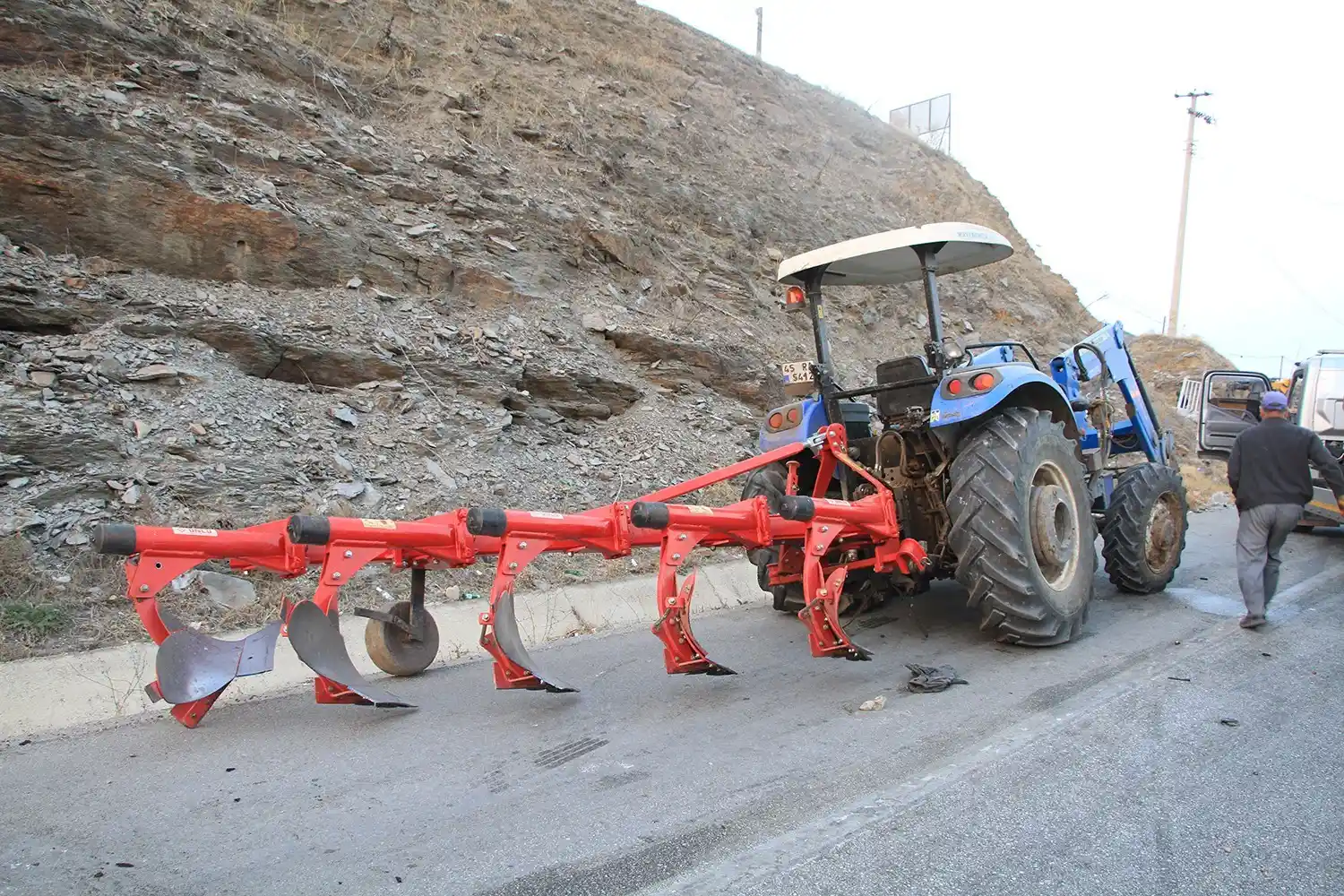 Otomobil pulluk takılı traktöre saplandı: 1 ölü, 4 yaralı