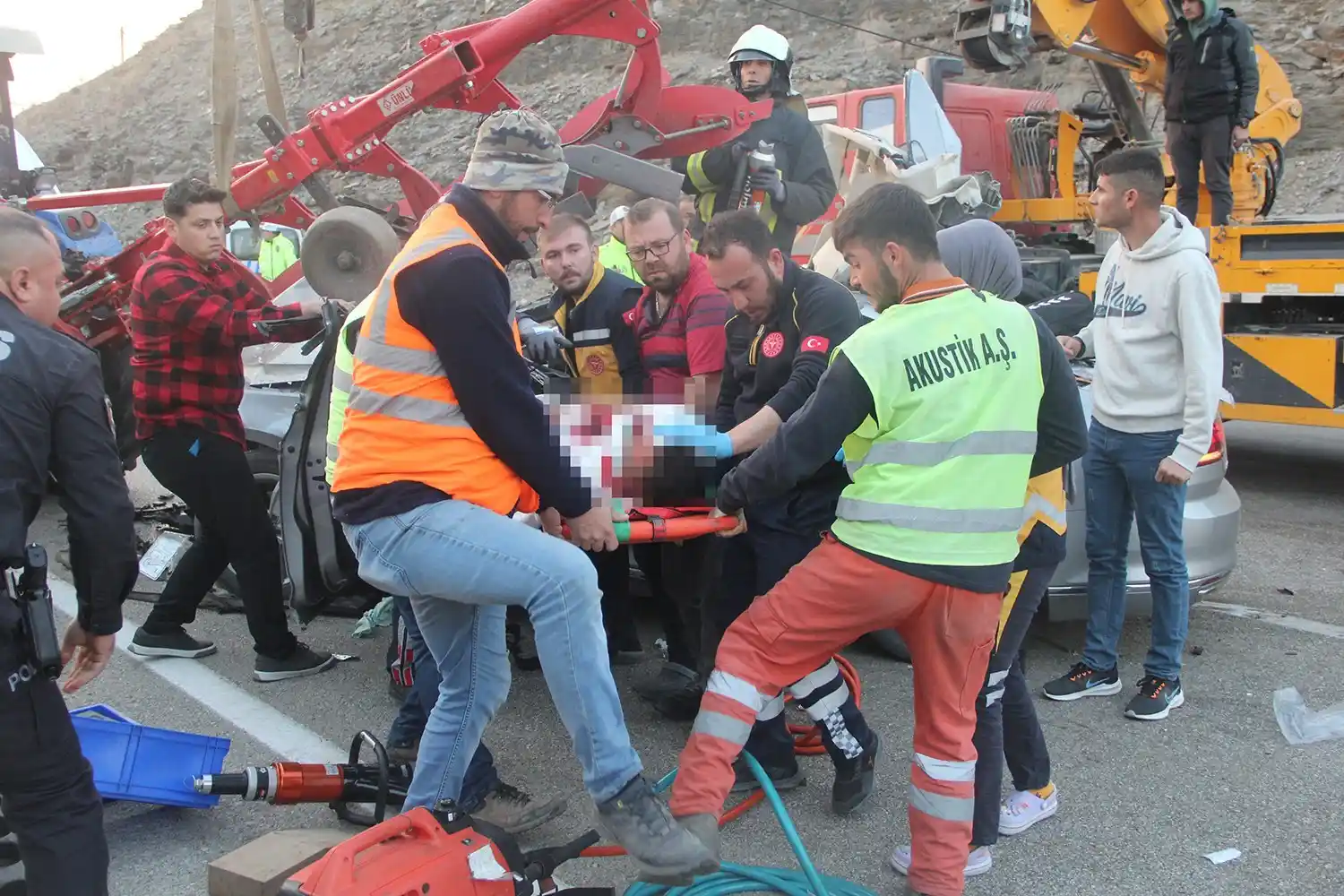 Otomobil pulluk takılı traktöre saplandı: 1 ölü, 4 yaralı