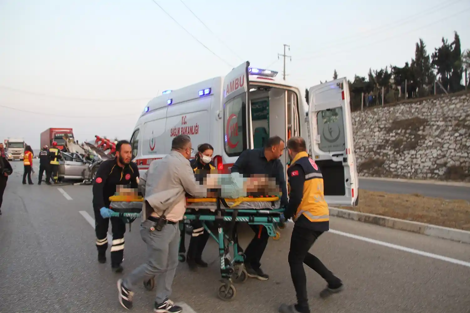 Otomobil pulluk takılı traktöre saplandı: 1 ölü, 4 yaralı