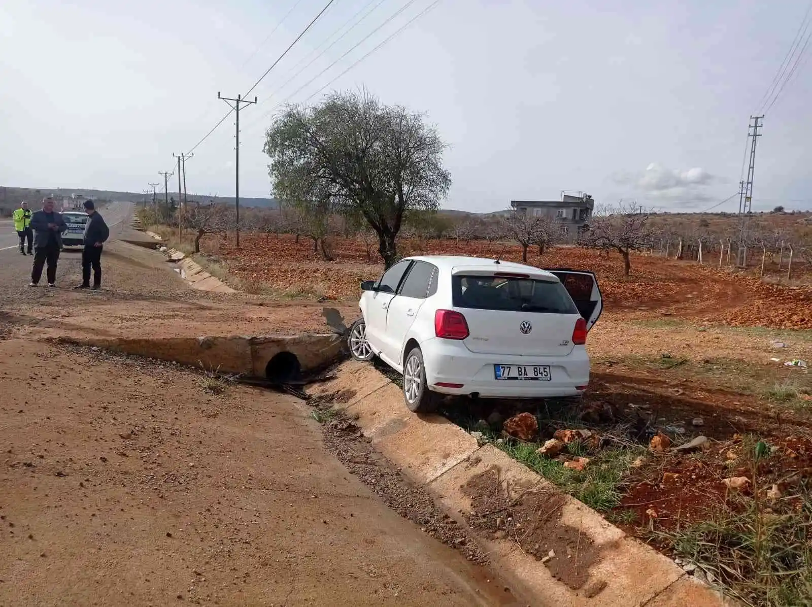 Otomobil sulama kanalına düştü: 3 yaralı
