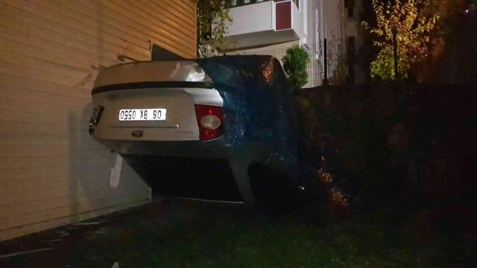 Otomobilin site bahçesine düşüp ters döndüğü anlar kamerada