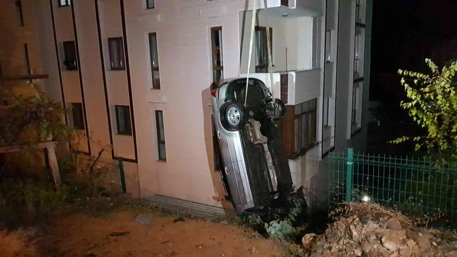 Otomobilin site bahçesine düşüp ters döndüğü anlar kamerada